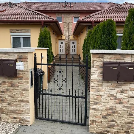 Deak Apartman Apartment Gardony